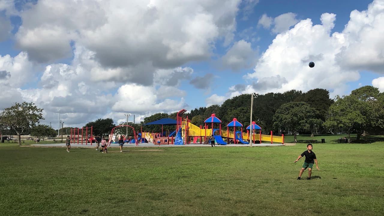 Las amplias zonas verdes del parque permiten a los niños y sus familias realizar prácticas deportivas.