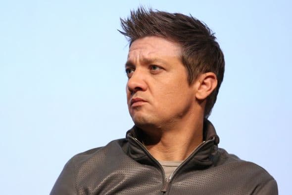 Pícaro y temerario es Hawkeye, interpretado por Jeremy Renner. Este héroe tiene un gran ojo para el uso del arco y la fecha. Es un noble arquero.