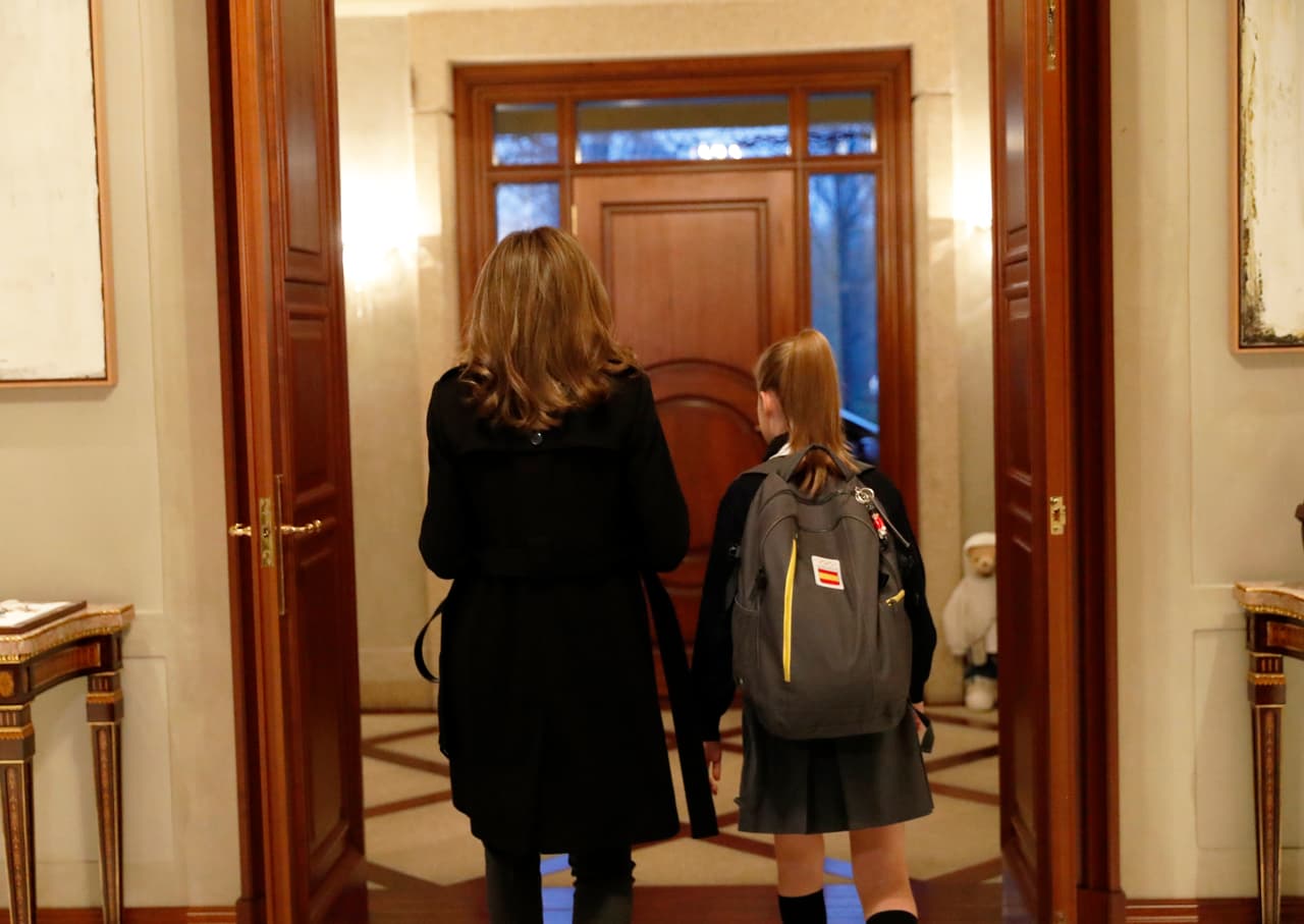 Según el
<b><a href="http://www.elmundo.es/loc/2016/02/20/56c758f6ca4741b7558b45af.html">diario El Mundo</a></b>, en Santa María de los Rosales "los niños van de uniforme y se regula hasta el abrigo que tienen que llevar al colegio encima del uniforme: tiene que ser azul marino, como la chaqueta de los escolares. También son muy estrictos con las normas de seguridad".