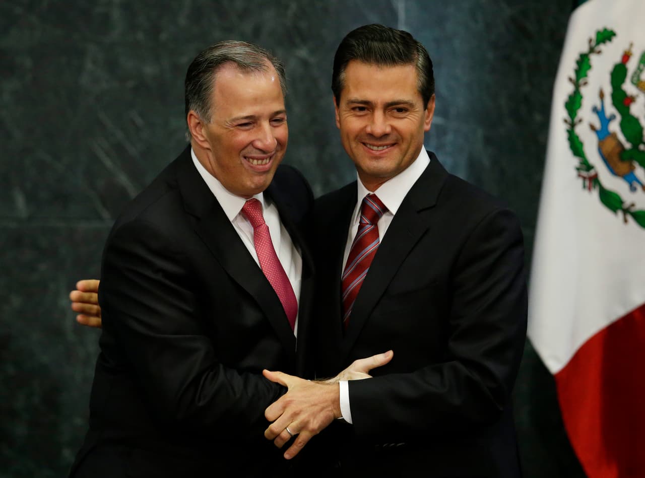 El presidente mexicano Enrique Peña Nieto (derecha) abraza al saliente secretario de Hacienda José Antonio Meade durante una conferencia de prensa para anunciar cambios en el gabinete presidencial, el lunes 27 de noviembre de 2017 en la residencia presidencial de Los Pinos, en la Ciudad de México. (AP Foto/Rebecca Blackwell)