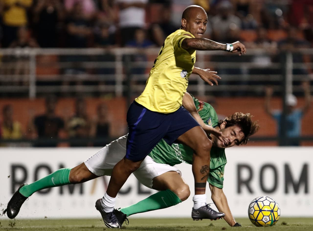 Asimismo, los aficionados, que llegaron a hacer la ola en repetidas ocasiones, llevaron alimentos imperecederos, los cuales serán donados a organizaciones sociales e instituciones de caridad.