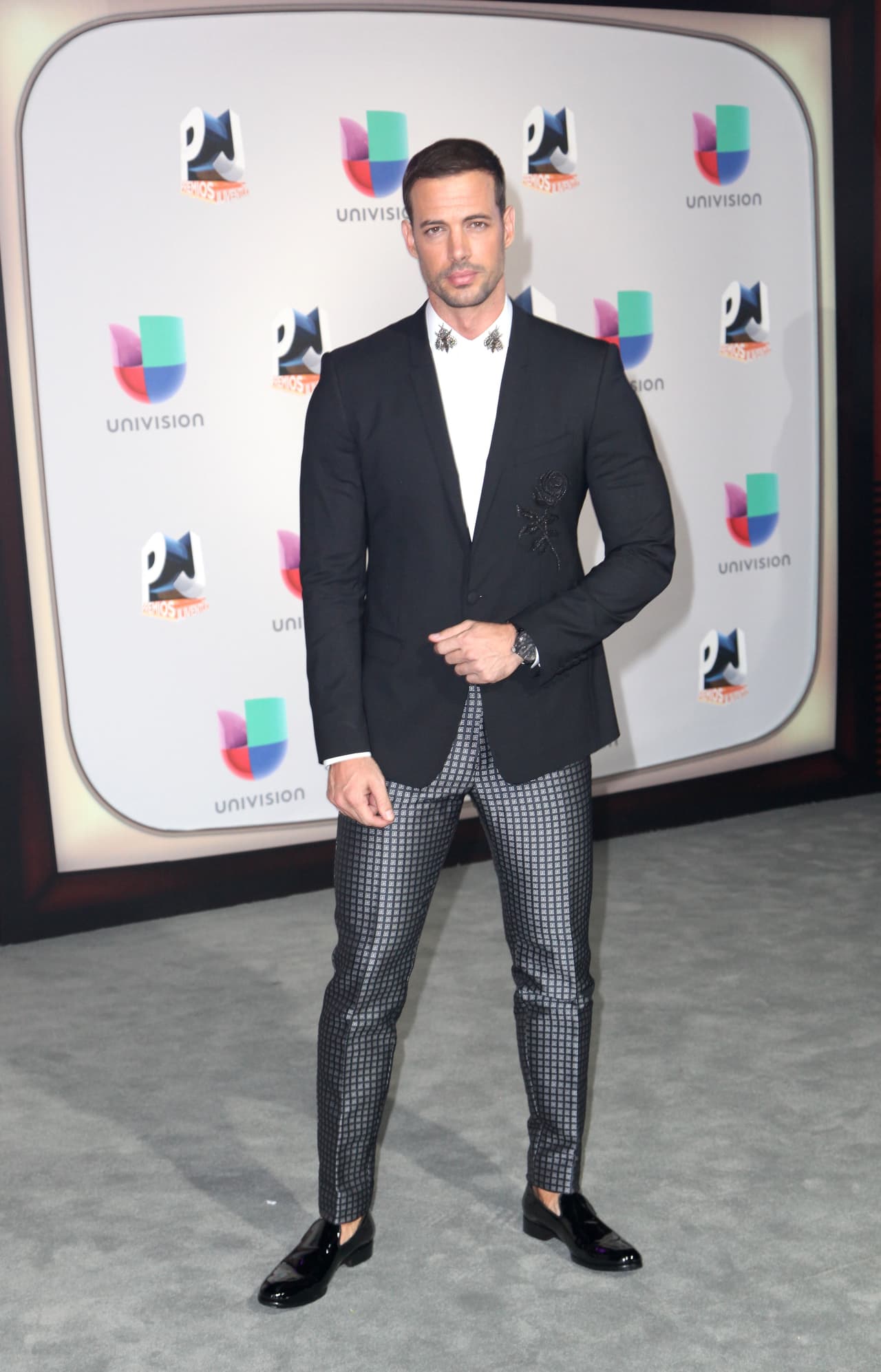 La presentadora Lili Estefan, quien tuvo oportunidad de cenar con su amigo hace unos días, puso en duda los supuestos problemas económicos de William Levy.