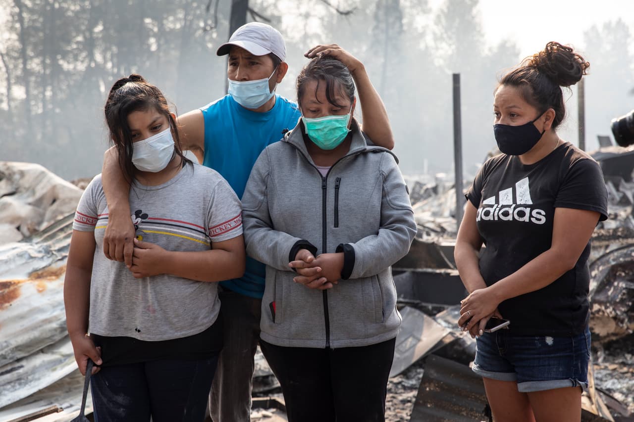En Phoenix, una ciudad de unos 4,500 habitantes, casi 1,000 viviendas quedaron totalmente destruidas por el incendio forestal, según el alcalde de la ciudad, Chris Luz, citado por 
<i><a href="https://www.washingtonpost.com/nation/2020/09/10/wildfires-decimate-oregon-latino-community/" target="_blank">The Washington Post</a></i>. Entre los afectados está la familia Reyes que contempla con tristeza la destrucción que devoró su casa móvil y la mayoría de sus pertenencias.