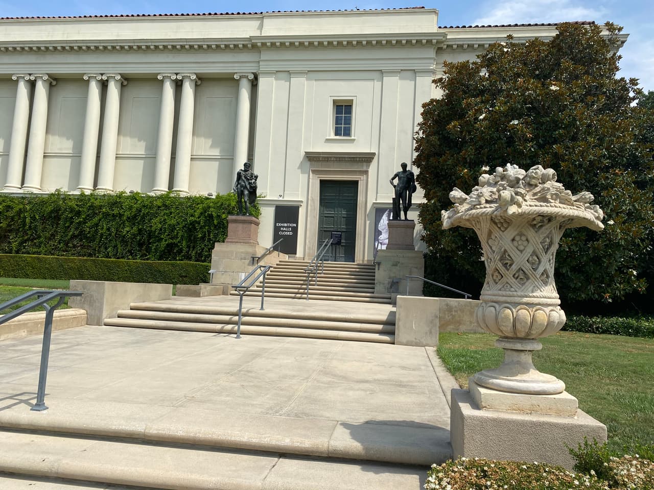 Actualmente, el gran terrero es la casa de 13 jardines especializados, un centro botánico, un centro de investigación y cinco edificios destinados a galerías de arte, biblioteca y la gran mansión que alguna vez fue la vivienda de Henry E. Huntington.
