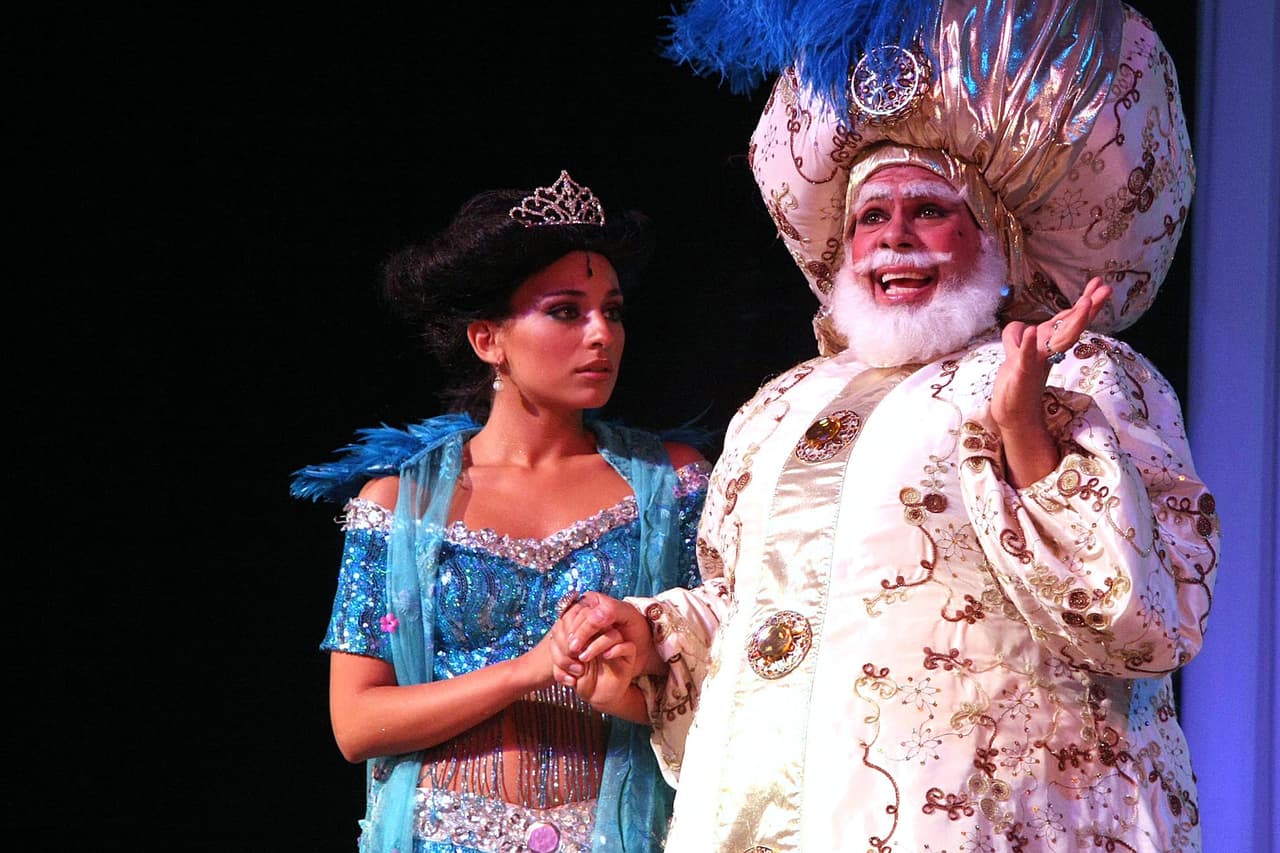 En el 2008 le dio vida a un clásico infantil, pues realizó el musical 'Aladino' en un conocido teatro de la Ciudad de México, mostrando su capacidad artística en vivo. Más tarde participó en obras musicales como 'Mentiras, el musical' y 'Timbiriche, el musical'.