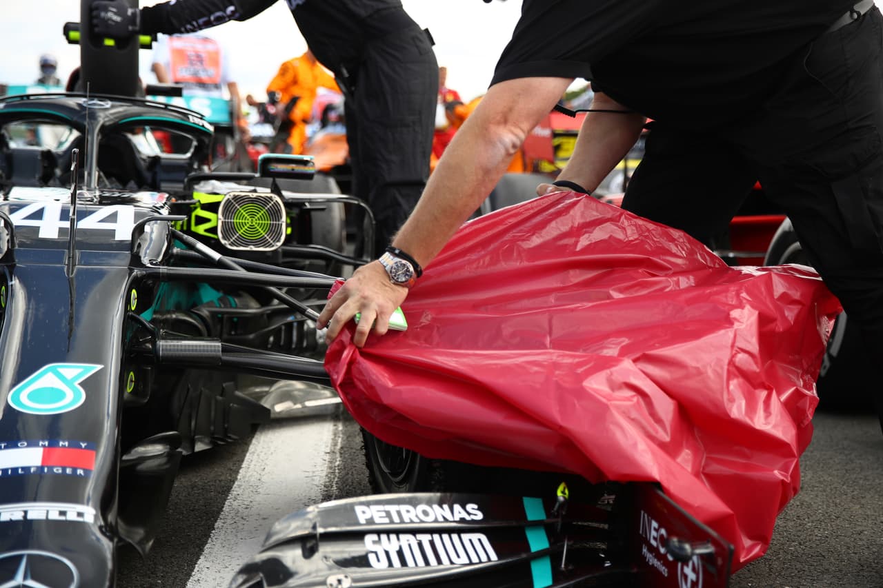 Lewis Hamilton consiguió el primer sitio en el Circuito de Silverstone. Verstappen y Leclerc completaron el podio. Ricciardo y Norris llegaron en cuarto y quito, respectivamente. Stroll, compañero de Checo Pérez, terminó en el noveno puesto. El próximo fin de semana se correrá la carrera del septuagésimo aniversario.