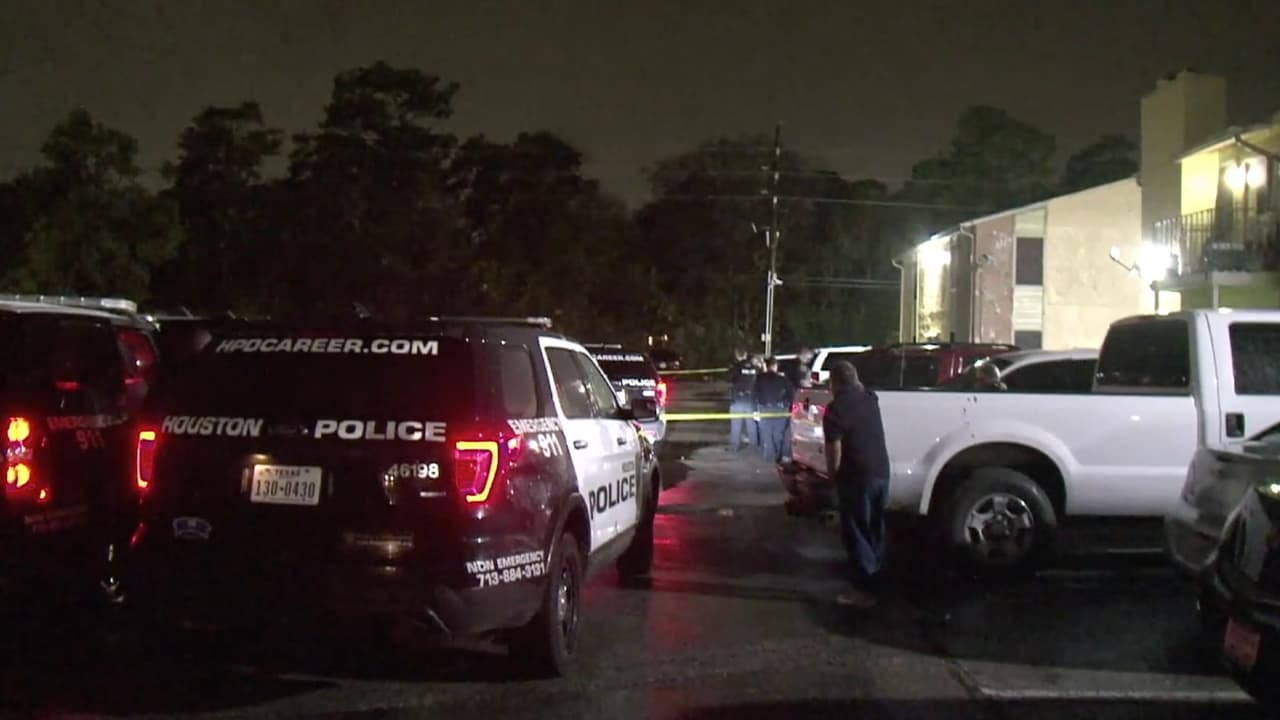 El complejo de apartamentos está ubicado entre las calles Meadowfern Dr y Northborough Dr, al norte de Houston.