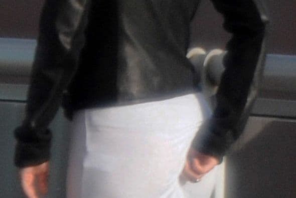 Pero lo que llama más la atención es verla acomodánsose la ropa interior.