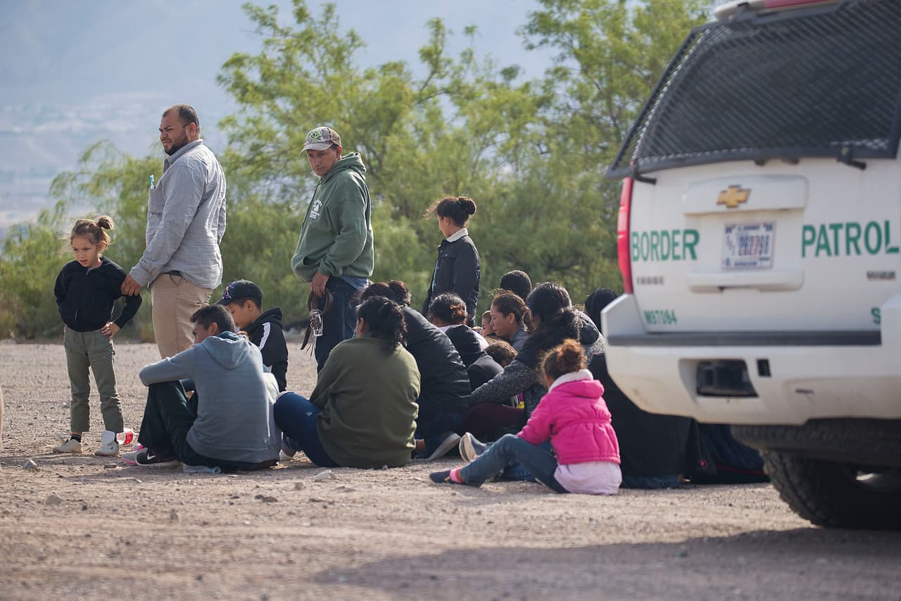 Migrantes centroamericanos esperan ser trasladados tras ser detenidos por la Patrulla Fronteriza en Nuevo México.