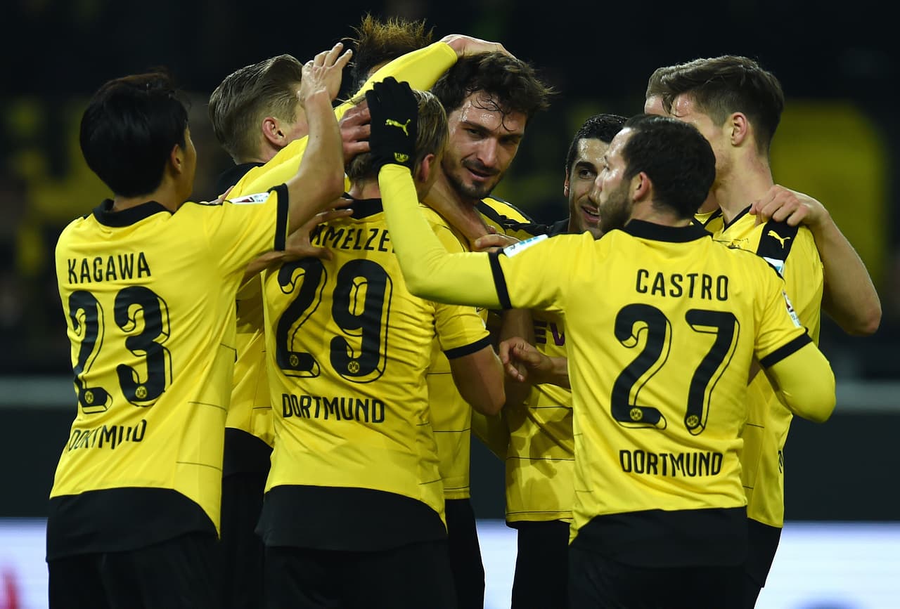 El Borussia Dortmund remonta contra diez y sigue la estela del Bayern