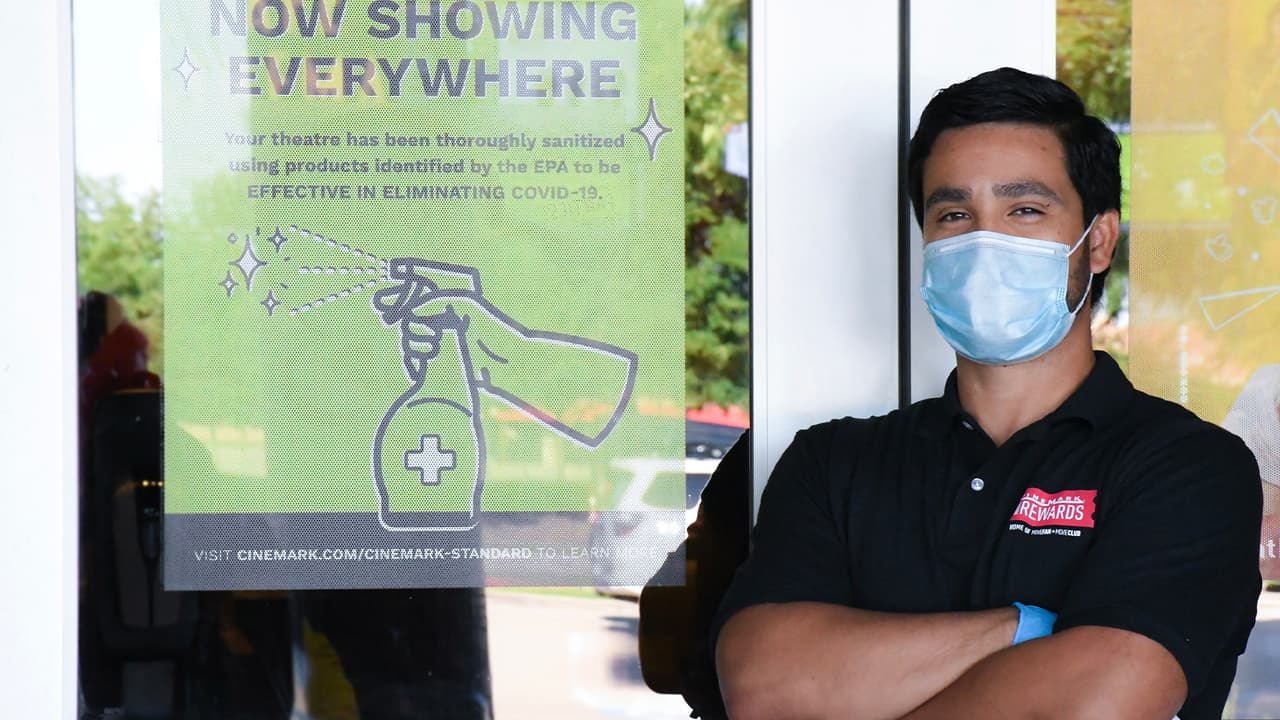 En un comunicado, la compañía informa que esta reapertura es una expansión del proceso de prueba y aprendizaje para Cinemark en medio de la pandemia del 
<b><a href="https://www.univision.com/local/houston-kxln/esto-es-lo-que-se-sabe-del-coronavirus-en-el-area-de-houston-van-89-726-contagios-incluyendo-87-muertes">coronavirus. </a></b>