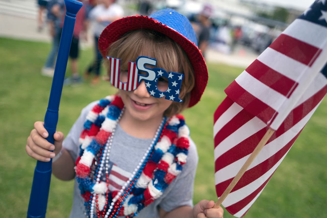 El patriotismo fue representado por los más pequeños, vistiendo los tradicionales rojo, azul y blanco, con sus patinetas, cascos y hasta con sus mascotas.