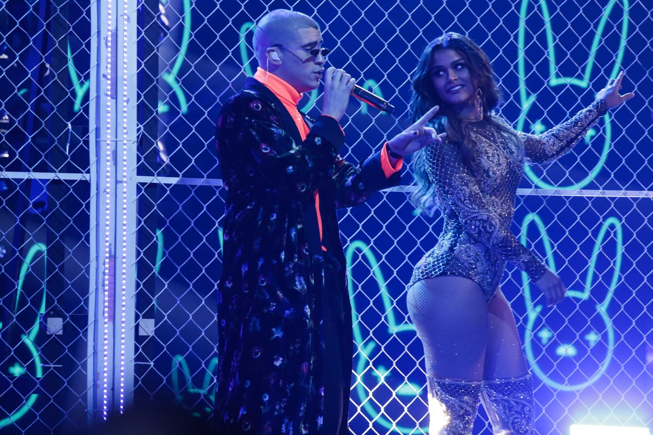 Originalmente Bad Bunny interpreta este tema junto a Drake.