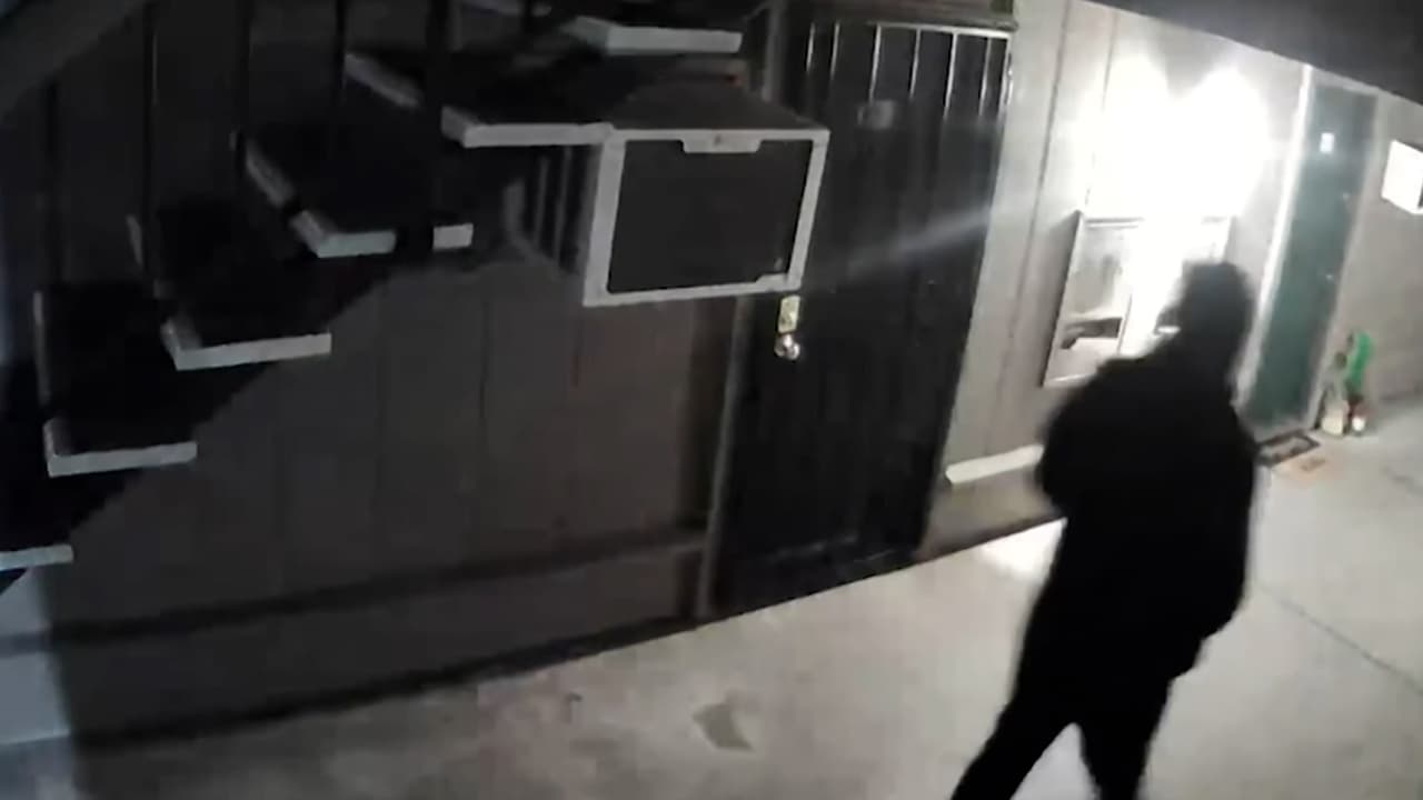 <b>En video:</b> La policía de Stockton publicó un video del posible responsable del asesinato de seis personas y de atentar contra la vida de una mujer. Las autoridades desconocen el motivo del presunto asesino serial para atacar a sus víctimas.