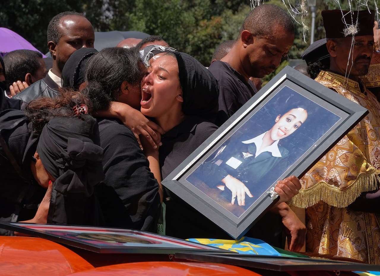 <b>La despedida a las víctimas del accidente del Boeing 737 Max 8 en Etiopía. </b>Una mujer llora sobre el ataúd de su ser querido durante un servicio conmemorativo para los pasajeros y la tripulación etíope, que murieron en el accidente de Ethiopian Airways, donde fallecieron 157 personas el 10 de marzo.
<a href="https://www.univision.com/noticias/estados-unidos/pilotos-tomaron-un-corto-curso-en-linea-para-volar-el-boeing-similar-al-de-los-accidentes-en-indonesia-y-etiopia"> <u>Las autoridades investigan las similitudes entre esta tragedia y otra ocurrida en Indonesia </u></a>con el mismo modelo de avión, en octubre de 2018.
<a href="https://www.univision.com/noticias/estados-unidos/trump-emite-orden-de-emergencia-para-prohibir-los-vuelos-del-boeing-737-max-8-y-9-en-eeuu-tras-accidente-fatal-en-etiopia"> <u>EEUU se sumó a los países que prohibieron que estas aeronaves sigan operando. </u></a>17 de marzo de 2019.