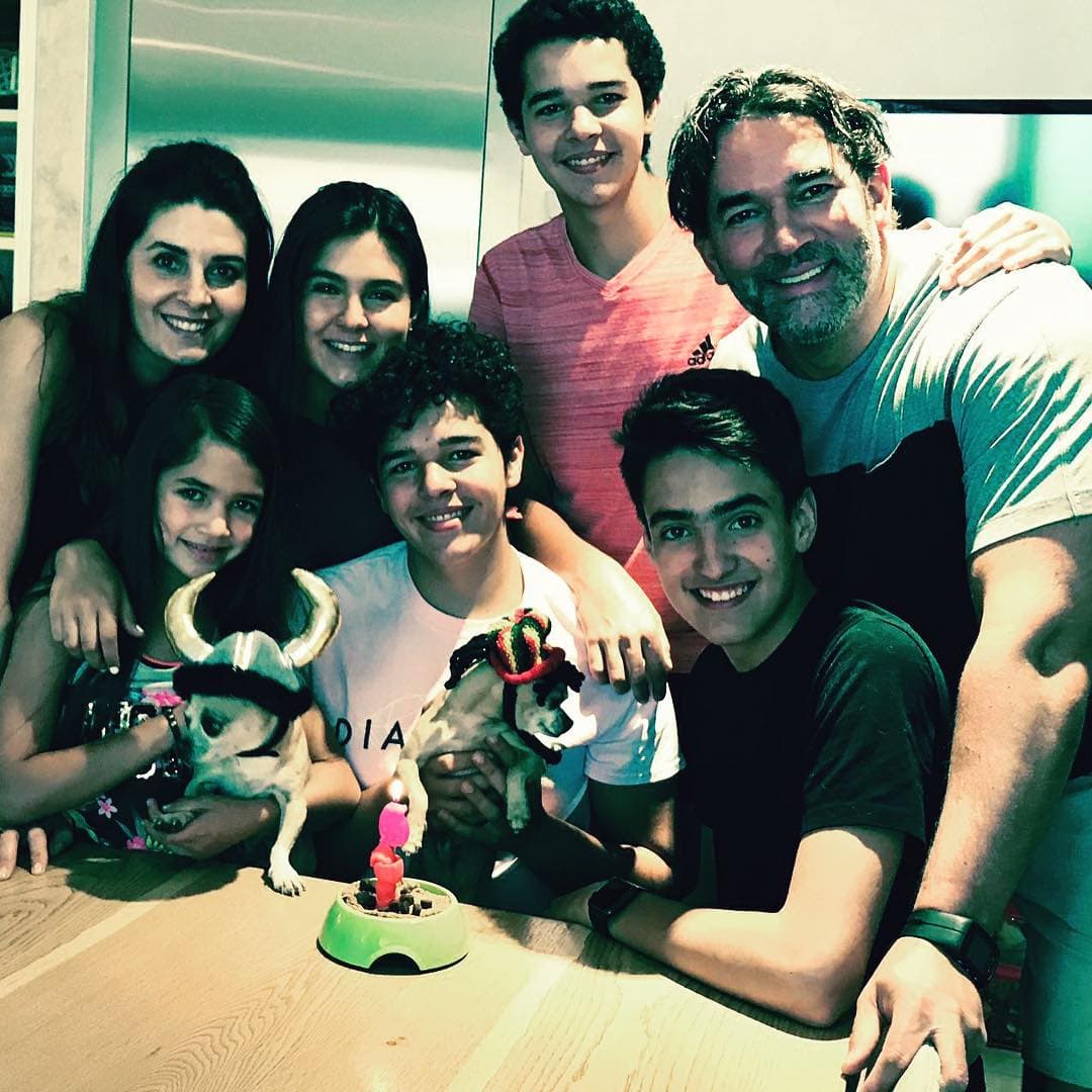 Desde que 
<a href="http://www.univision.com/temas/mayrin-villanueva"><b>Mayrín Villanueva</b> </a>y
<b> <a href="http://www.univision.com/temas/eduardo-santamarina">Eduardo Santamarina</a></b> unieron sus vidas, todo cambió. Cada uno de estos famosos tenía dos hijos, por lo que de la noche a la mañana tuvieron que educar a cuatro niños y, por si fuera poco, la familia se agrandó al anunciar que Mayrín daría a luz a una niña.