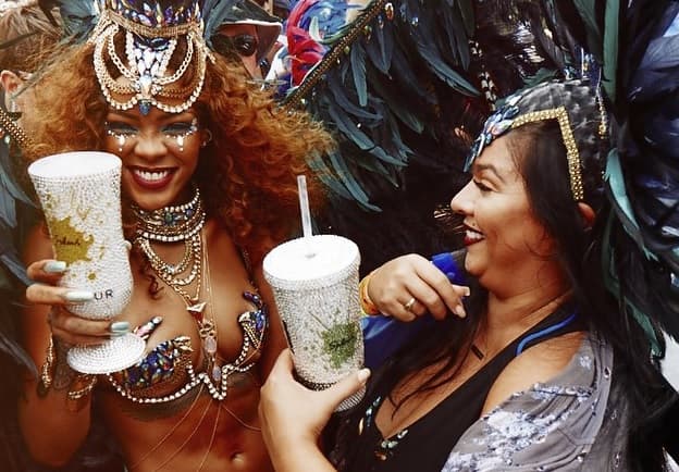 Además es muy alegre, y eso la convierte en el alma de la fiesta.