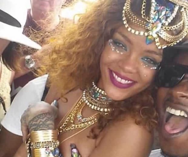 Se tomó algunas selfies y en su mirada se notaba que la fiesta ya había dejado algunos excesos.