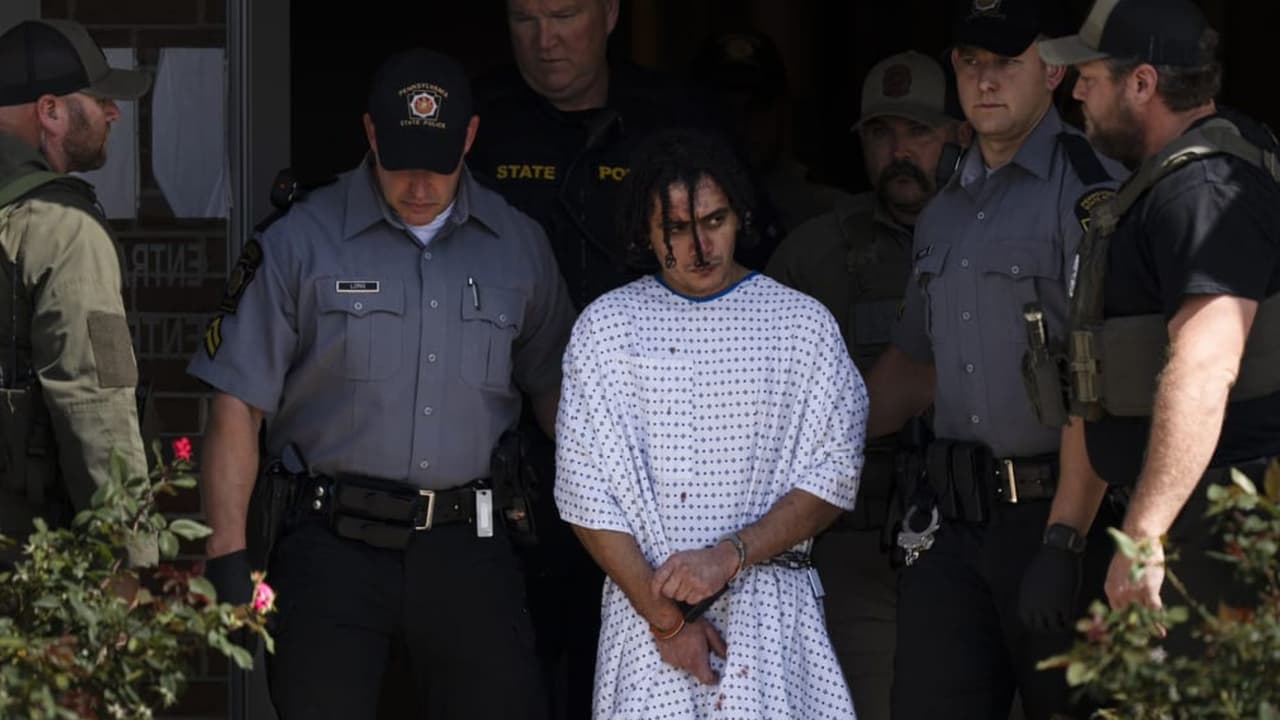 Los fiscales afirman que 
<b>trató de silenciarla para que no revelara a la policía que lo buscaban en su natal Brasil por asesinato. </b>Había sido arrestado en Virginia después del asesinato de Brandao y las autoridades dicen que creen que 
<b>estaba tratando de regresar a Brasil.</b>
<br>