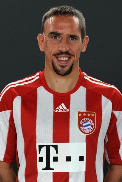 El volante Franck Ribéry, tercero en la última elección del Balón de Oro y máxima estrella de Francia, no se recuperó de dolores en la espalda.