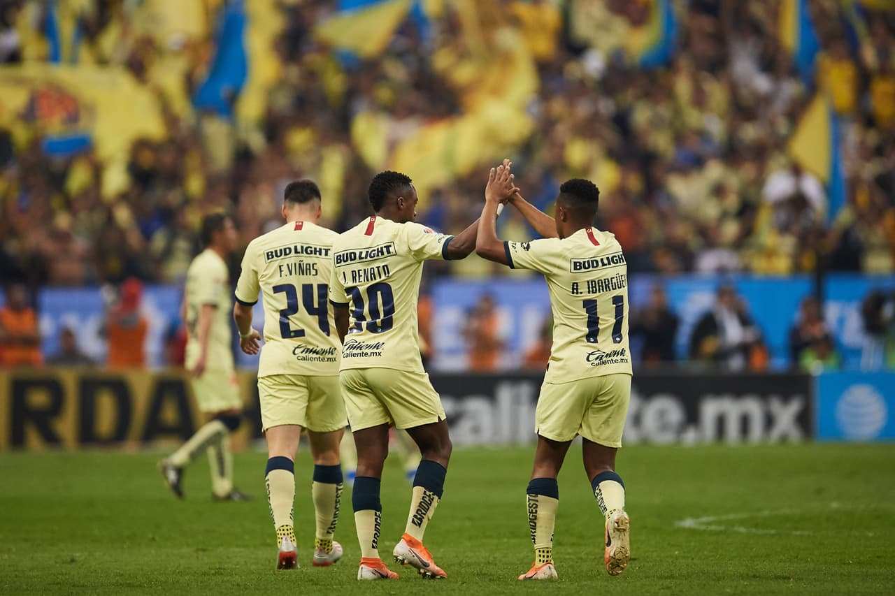 Los jugadores del América celebran el tanto sobre Monarcas.