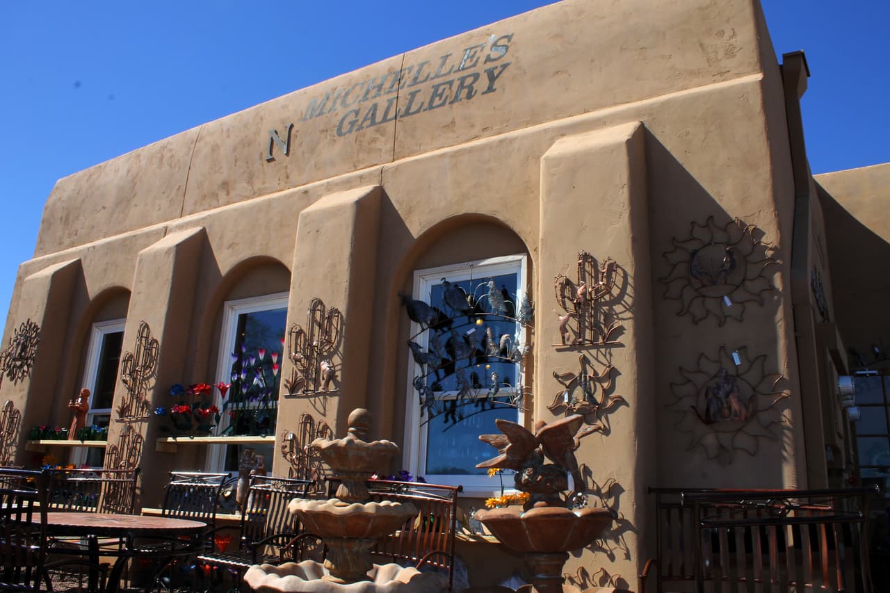 El ambiente de Village te lleva a un mundo de distancia de la vida urbana. Tanto si viene por el día como si se queda a pasar la noche, simplemente le encantará Tubac.