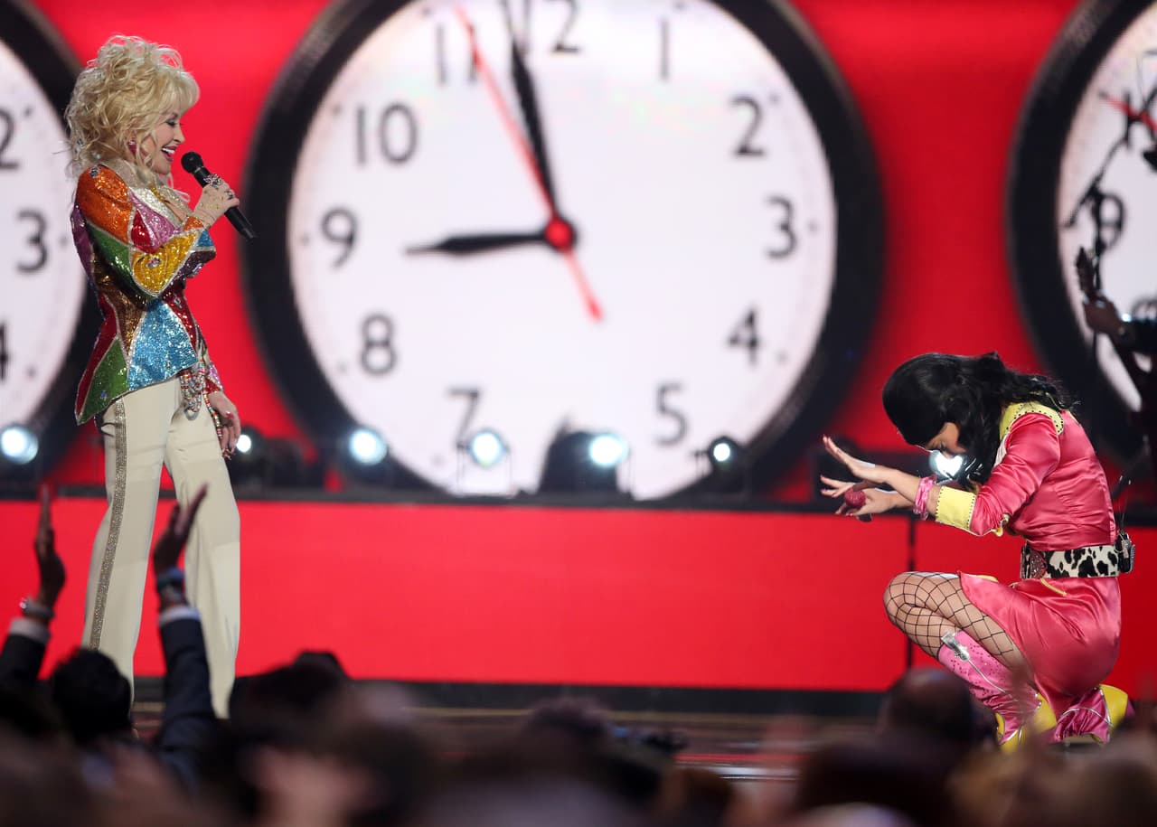 Consiguió su primer número uno como solista con "Joshua" y alcanzó el Top 5 con la balada "Coat of Many Colors", que narra cómo su madre cosió retazos de ropa para confeccionar un abrigo que Parton lució con orgullo, incluso cuando sus compañeros se burlaban de ella por ser pobre