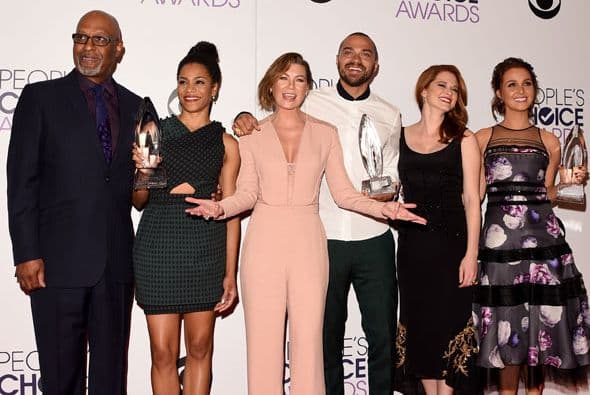 Gran parte del elenco posó en la sala de prensa.