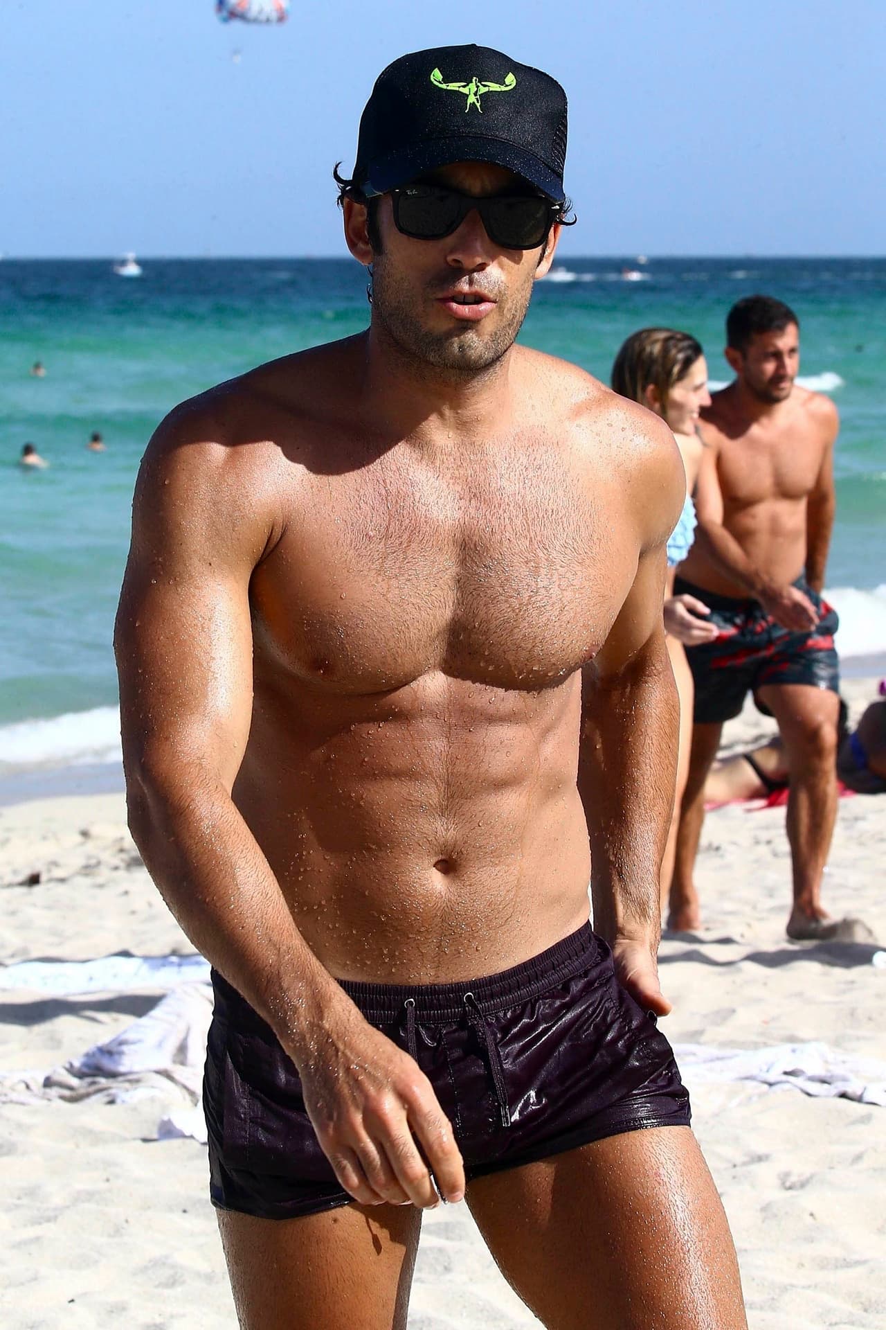 <b>Aarón Díaz </b>mostró que a sus 35 años de edad sigue siendo todo un galán de telenovelas, dejando al descubierto la razón por la cual 
<b><a href="http://www.univision.com/temas/lola-ponce">Lola</a></b> está perdidamente enamorada de él.