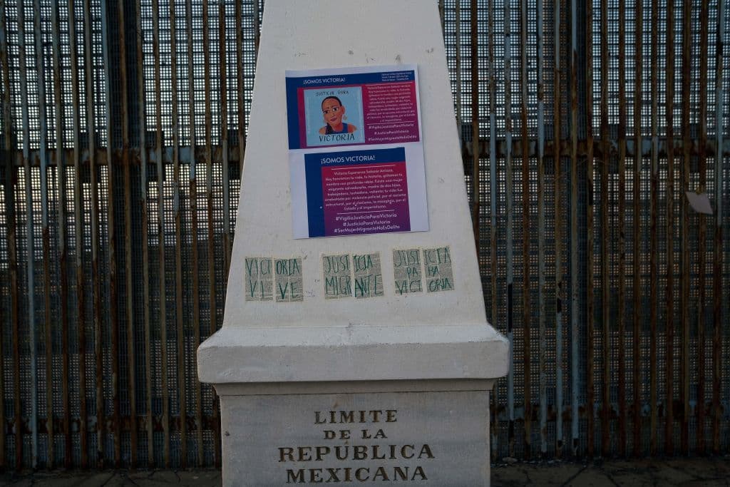 <b>El Salvador.</b> Un monolito en la frontera de Tijuana, México, muestra la foto de la salvadoreña Victoria Esperanza Salazar, una mujer que aseguran murió en manos de la policía mexicana. Las solicitudes de refugio de salvadoreños en México han venido en descenso desde 2019, según muestran las cifras de Comar. Para entonces, eran la segunda nacionalidad que más peticiones hacía en México, con unas 9,043 acumuladas. En 2020 pasaron al cuarto lugar, con 4,050 solicitudes. Es posible que ese número aumente en 2021. En lo que va de año, suman más de 3,000 peticiones de refugio en México. Recién el viernes pasado, ACNUR dio a conocer su reporte de 
<a href="https://www.acnur.org/60cbddfd4" target="_blank">'Tendencias globales de desplazamiento forzado para 2020'</a>. En él explican que 
<b>las peticiones de asilo y refugio de las personas provenientes de Centroamérica convirtieron a México en el segundo receptor de esta migración en la región —solo después de Estados Unidos.</b>