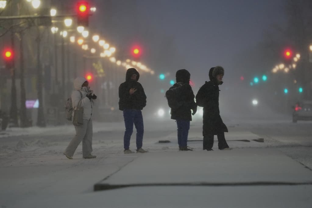 El Servicio Meteorológico Nacional anticipó la caída de entre 8 y 12 pulgadas de nieve. En el 
<b>aeropuerto internacional de Filadelfia</b> se informó sobre la cancelación y retrasos de más de 600 vuelos. 
<br>
<br>Además, la Administración de Seguridad en el Transporte (
<b>TSA</b>, por sus siglas en inglés), apuntó en 
<b><a href="https://x.com/PHLAirport/status/2015148216350539855?ref_src=twsrc%5Etfw%7Ctwcamp%5Etweetembed%7Ctwterm%5E2015148216350539855%7Ctwgr%5E819e740ebdd93de37b0ff8d8c83d970af637c7d6%7Ctwcon%5Es1_&ref_url=https%3A%2F%2Fwww.cbsnews.com%2Fphiladelphia%2Fnews%2Fwinter-storm-philadelphia-international-airport-penndot-roads%2F" target="_blank">la red social X</a></b> que debido a la limitación de vuelos por la tormenta de nieve, operaría "con un número reducido de puntos de control de seguridad". 
<b>Cerrados quedaron los puntos A-WEST, B y C</b>.