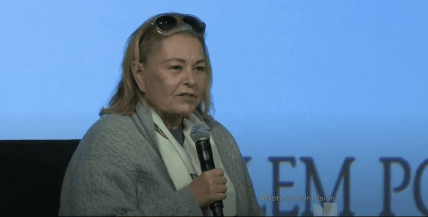 Una partidaria del presidente Donald Trump, tanto en la vida real como en el personaje que interpretaba la extinta serie, Barr apuntó que ella es muchas cosas, incluso 
<b>una bocona</b>, “pero por Dios, 
<b>no soy estúpida</b>. Nunca hubiera dicho deliberadamente que una persona negra es un mono. Simplemente no haría eso. 
<b>Yo no hice eso</b> y la gente piensa que hice eso. Eso simplemente 
<b>me mata</b>”.