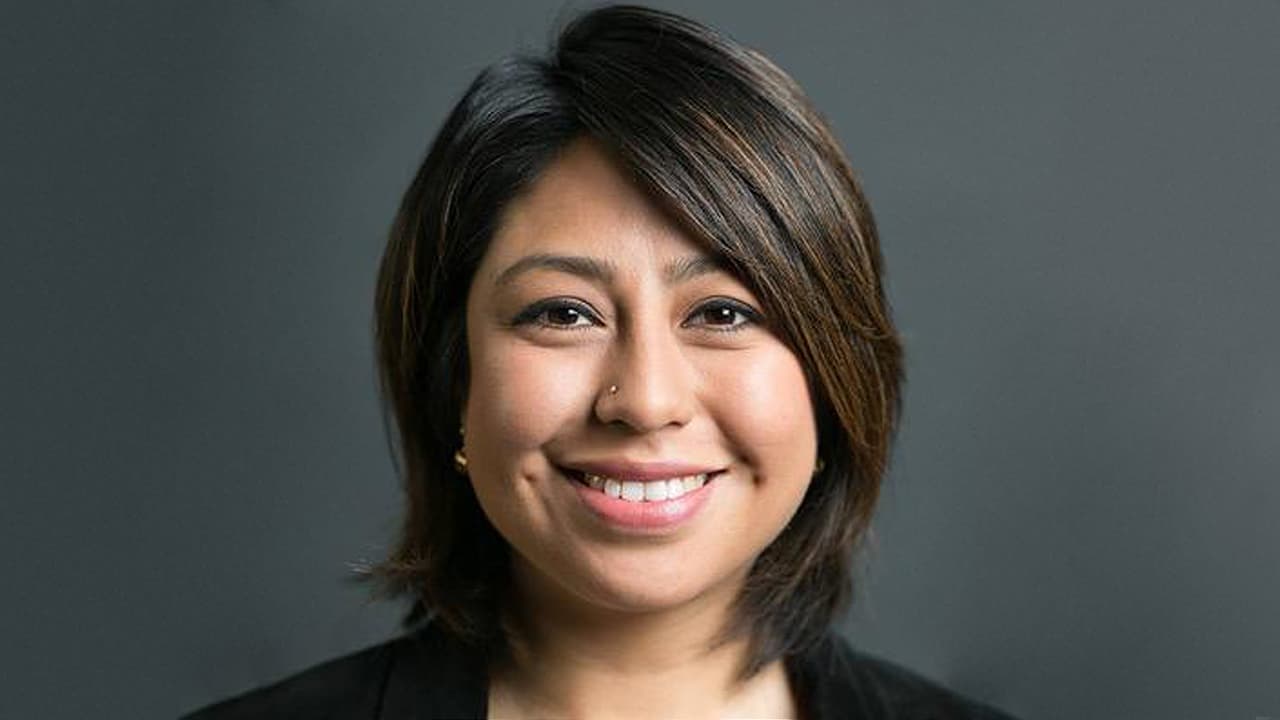 <b><a href="https://www.univision.com/noticias/citylab-politica/cristina-jimenez-moreta-de-indocumentada-a-ganadora-de-uno-de-los-premios-mas-prestigiosos-en-eeuu">Cristina Jiménez, dreamer ecuatoriana, directora de United We Dream</a></b>. Llegó como indocumentada a Nueva York a sus 13 años. Desde pequeña y en carne propia vivió lo que es ser un indocumentado en EEUU. Por eso, cuando creció, cofundó United We Dream en 2008, que se convirtió en la primera y más grande organización dirigida por jóvenes para proteger y defender los derechos de los inmigrantes. Desde
<a href="https://unitedwedream.org/2017/10/united-we-dreams-co-founder-and-executive-director-cristina-jimenez-named-2017-macarthur-fellow/"><i>United We Dream</i></a> fueron unos de los jugadores fundamentales para lograr que el expresidente
<a href="https://www.univision.com/temas/barack-obama"><u>Barack Obama</u></a>firme la
<a href="https://www.univision.com/test/actnow"><u>Acción Diferida para los LLegados en la Infancia (DACA)</u></a>, que desde 2012 protegió a los inmigrantes sin papeles que llegaron siendo menores de edad a EEUU. Esta Acción fue terminada por el presidente
<a href="https://www.univision.com/temas/donald-trump"><u>Donald Trump</u></a> en septiembre pasado, pero United We Dream sigue, tal vez, más activo que nunca. "Como una nación de inmigrantes, el país está lleno de aquellos que creen en el sueño americano: el ideal de que todos deben tener la misma oportunidad de alcanzar el éxito y la prosperidad a través del trabajo duro y la determinación", señala el texto de Time redactado por la artista Selena Gómez. Y Cristina sigue buscando que unos 700,000 dreamers puedan lograr su estatus legal permanente en el país.