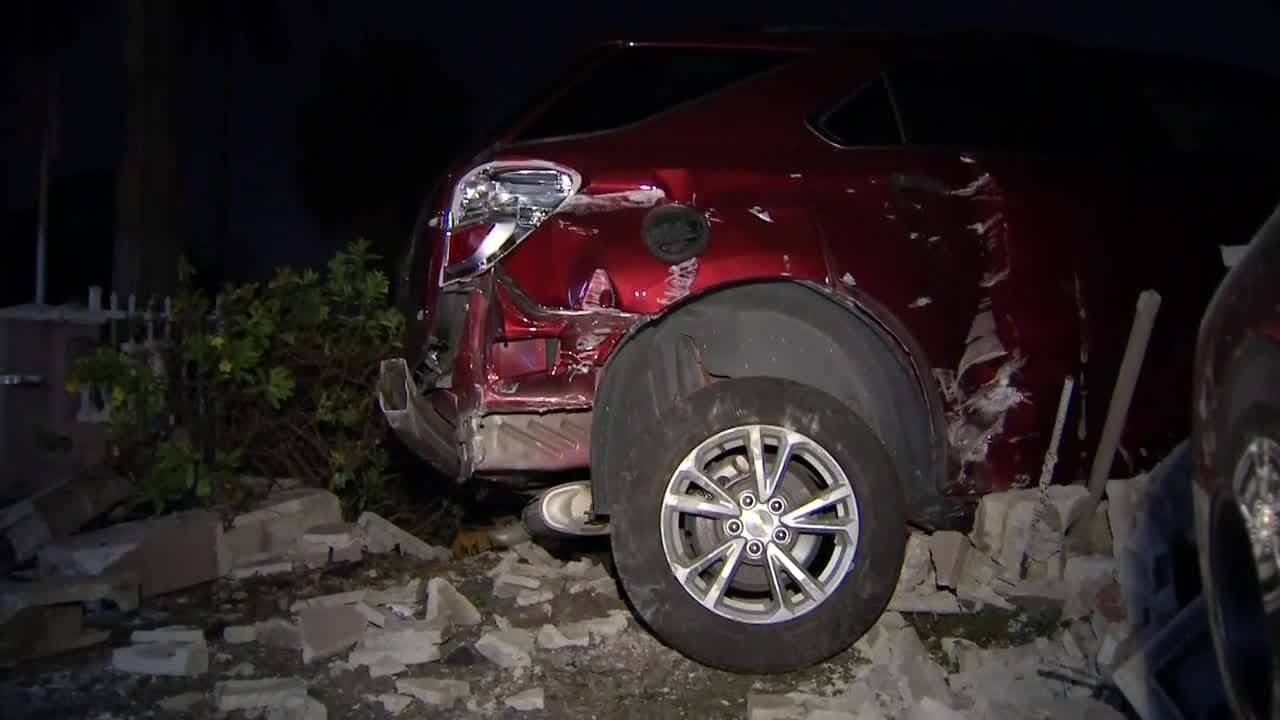 En video: carro impacta contra una casa del noroeste de Miami-Dade 