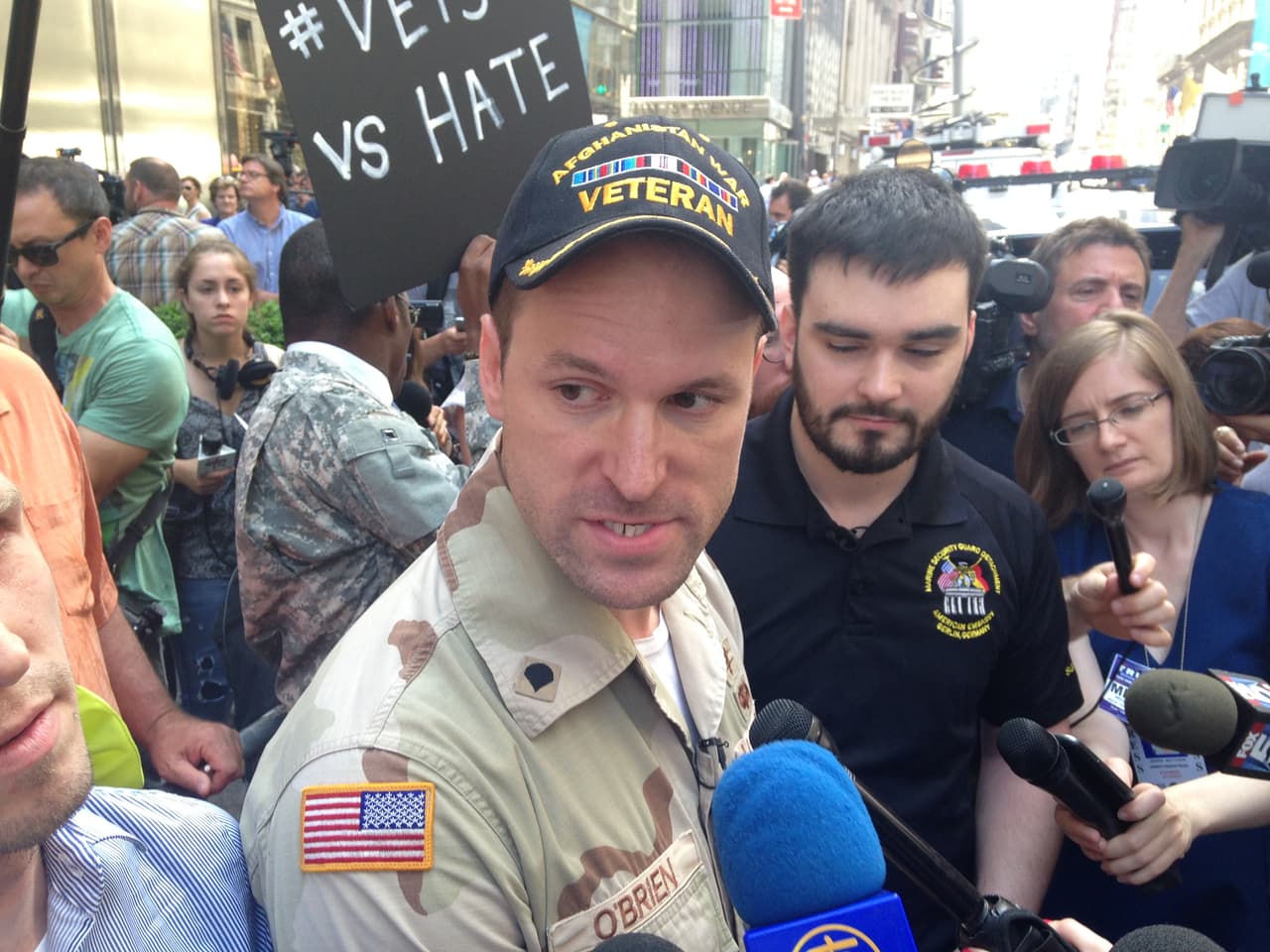 Frente a su Torre, veteranos le gritan "insensible" a Donald Trump 