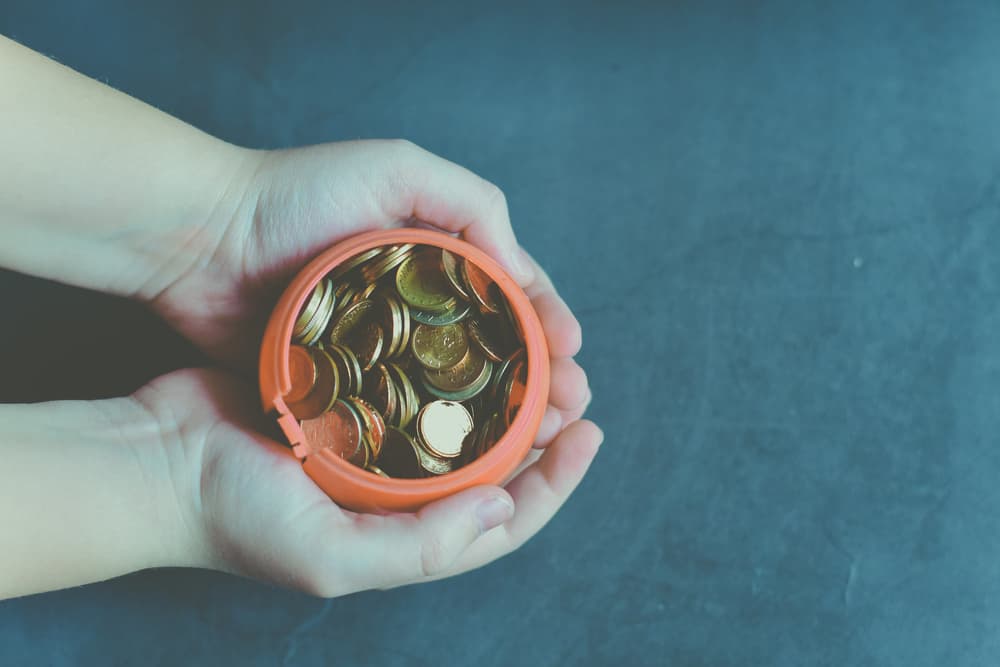 Lo mismo sucede con personas pobres. Hay quienes son muy buenas personas, excelentes, que tienen un plato de comida y lo dividen, dando a los demás aunque se queden sin nada. Hay otros que son peores que los ricos que no ayudan a los demás.