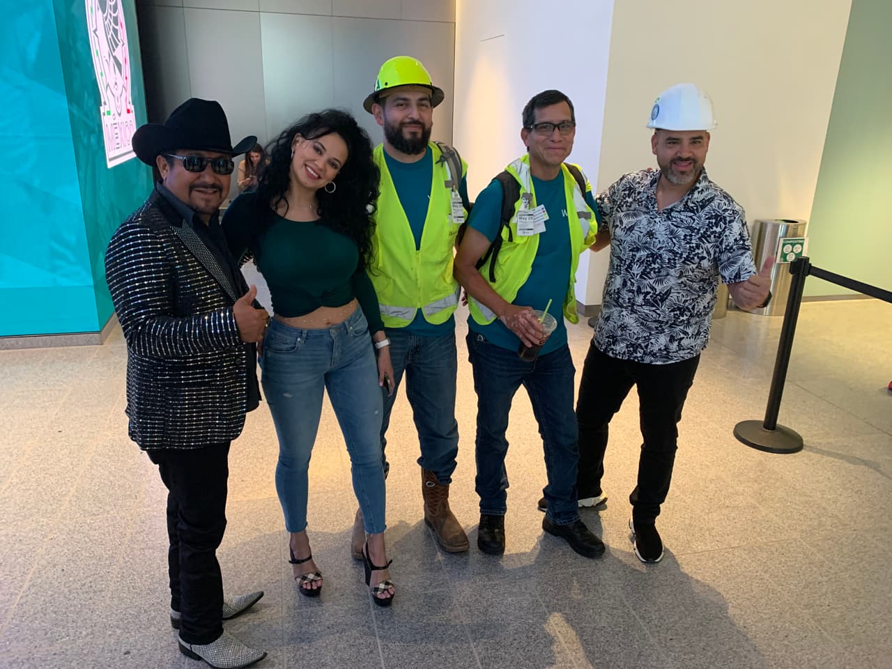 A su llegada al lugar donde se llevó a acabo el evento, los locutores posaron junto a algunos de sus seguidores.