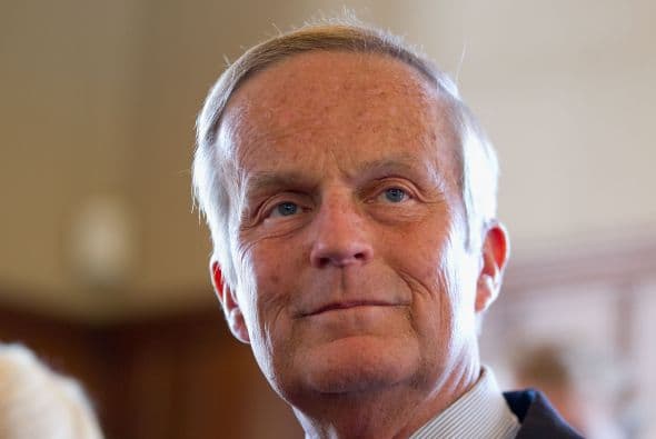 Agosto 19- El político conservador Todd Akin declaró a una televisora local de Saint Louis, Missouri, que las mujeres violadas podían evitar el embarazo por naturaleza y añadió la frase que detonó el escándalo: “Si es una violación legítima, el cuerpo de la mujer tiene mecanismos para detener el proceso de la concepción”.