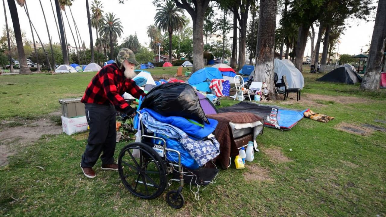 Sin embargo, residentes de la zona afirman que los campamentos de personas indigentes han aumentado la inseguridad en la zona en un espacio que es para el servicio público y para actividades temporales al aire libre.