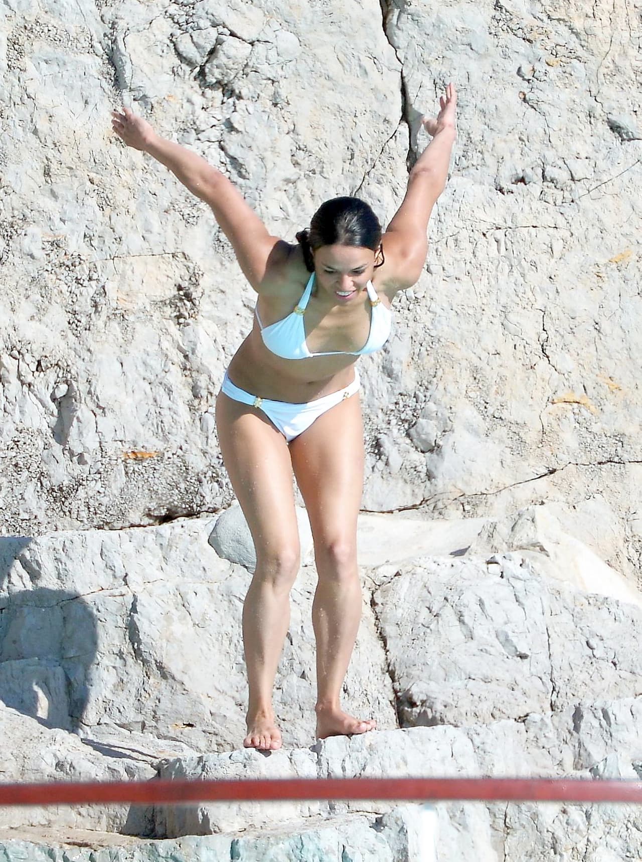 Además presume que sabe echarse clavados.