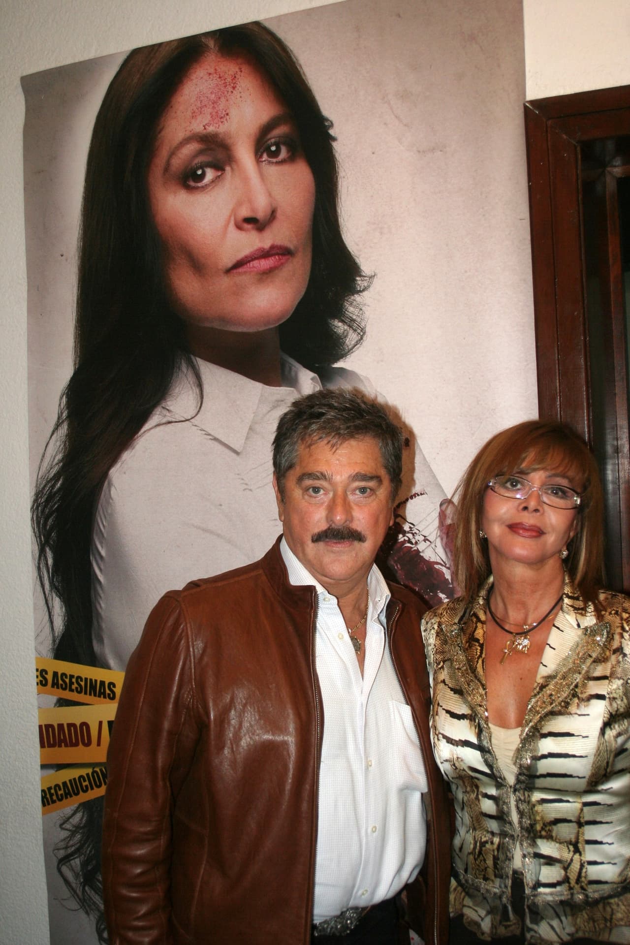 Algunos de
<b><a href="https://www.univision.com/famosos/no-sabes-como-te-voy-a-extranar-famosos-lloran-la-muerte-del-actor-raymundo-capetillo-fotos" target="_blank"> sus colegas</a></b> lo han descrito como un hombre educado. Ante los medios, se mantuvo alejado de los escándalos y fue reservado con su vida privada. 
<br>