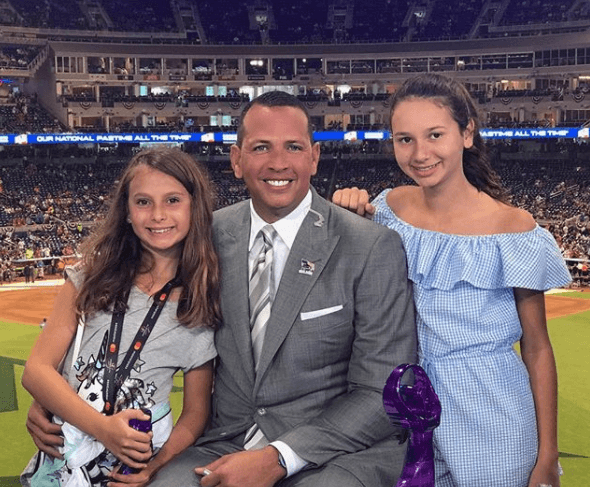 La relación entre las hijas de Alex Rodriguez y los mellizos de JLo cada vez se torna más cercana.