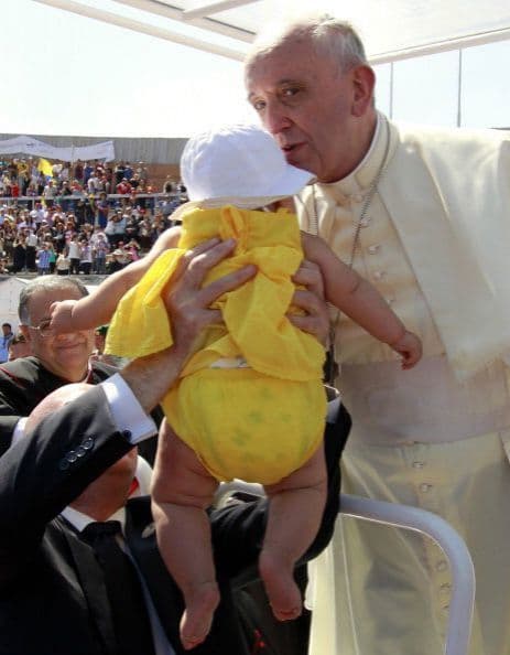 Pero sin duda sus gestos de afecto, especialmente para con los niños, también lo siguen a cada paso que da.