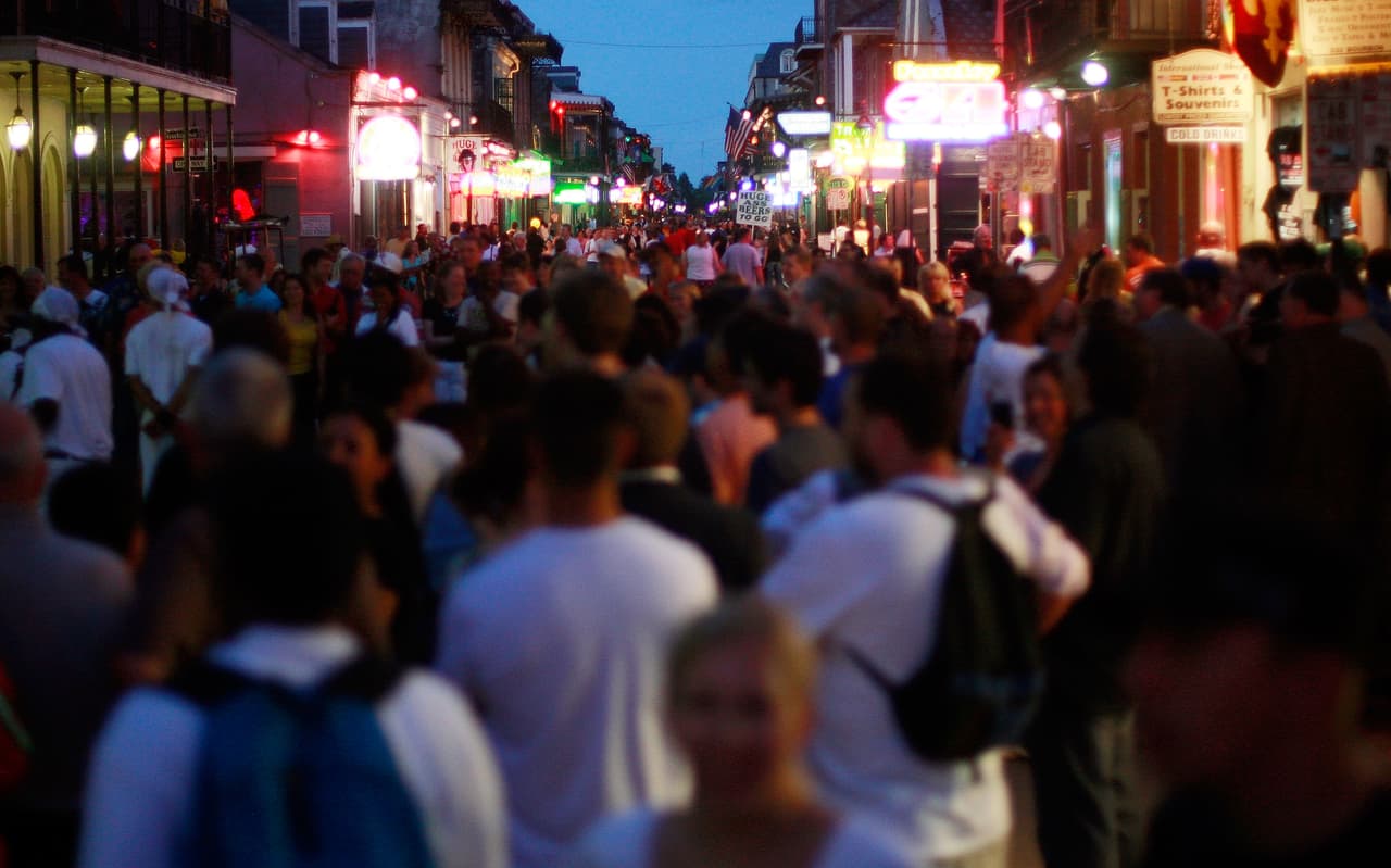 No solo las grandes ciudades de Estados Unidos son la principal meta de los
<a href="https://www.univision.com/noticias/inmigracion/crece-numero-inmigrantes-referidos-tribunales-de-justicia-cargos-criminales">inmigrantes</a>. Algunas de las ciudades que se consideran menores (entre 50,000 y 250,000 habitantes) han visto cómo la proporción de habitantes de origen extranjero ha aumentado.
<br>
<br>Para determinar cuáles son estas ciudades, el sitio 247WallSt.com analizó los datos de la población de origen extranjero de la Oficina del Censo de Estados Unidos.
<br>
<br>Los sitios fueron listados según la variación, en porcentaje, de su población inmigrante entre 2016 y 2020.
<br>