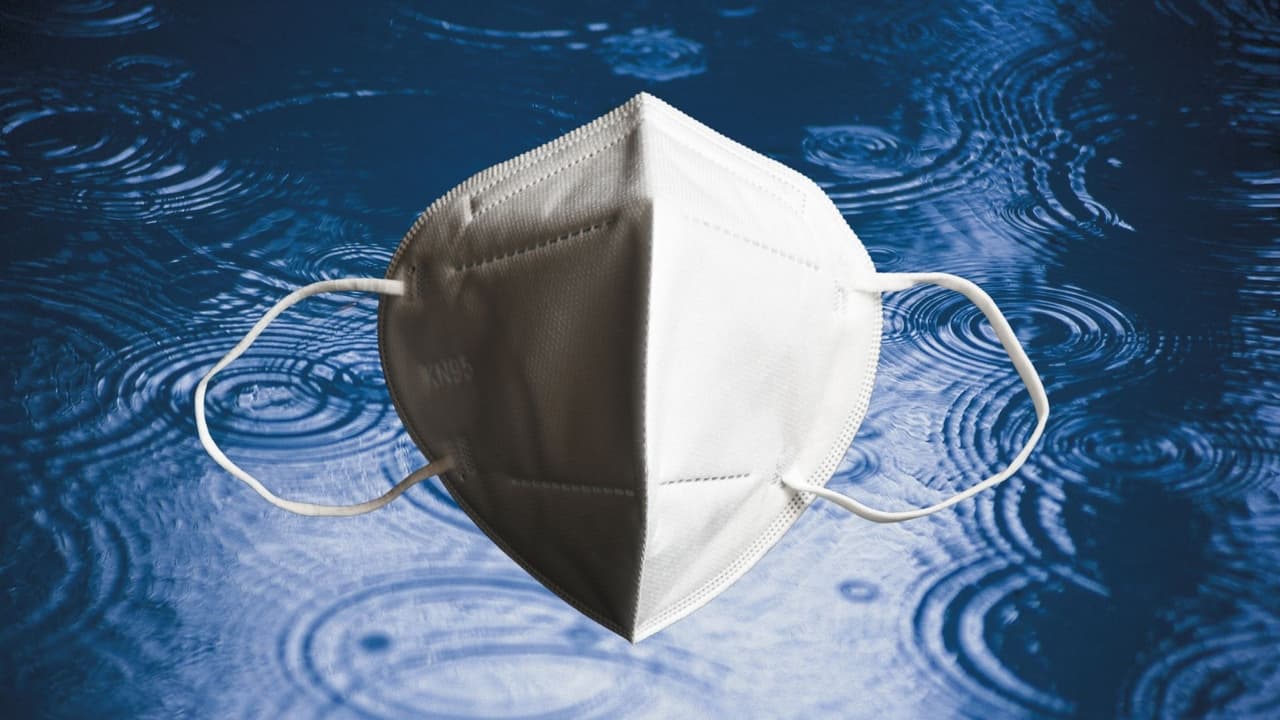 Tiran millones de dólares a la basura en mascarillas y equipo de protección por dejarlo que se moje a la intemperie