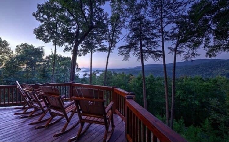 Los visitantes pueden disfrutar del aire libre, incluidas caminatas, rafting, pesca de truchas y observación de vida silvestre. También pueden pasar la noche en una de las cabañas de alquiler de la zona o en un hotel tradicional.