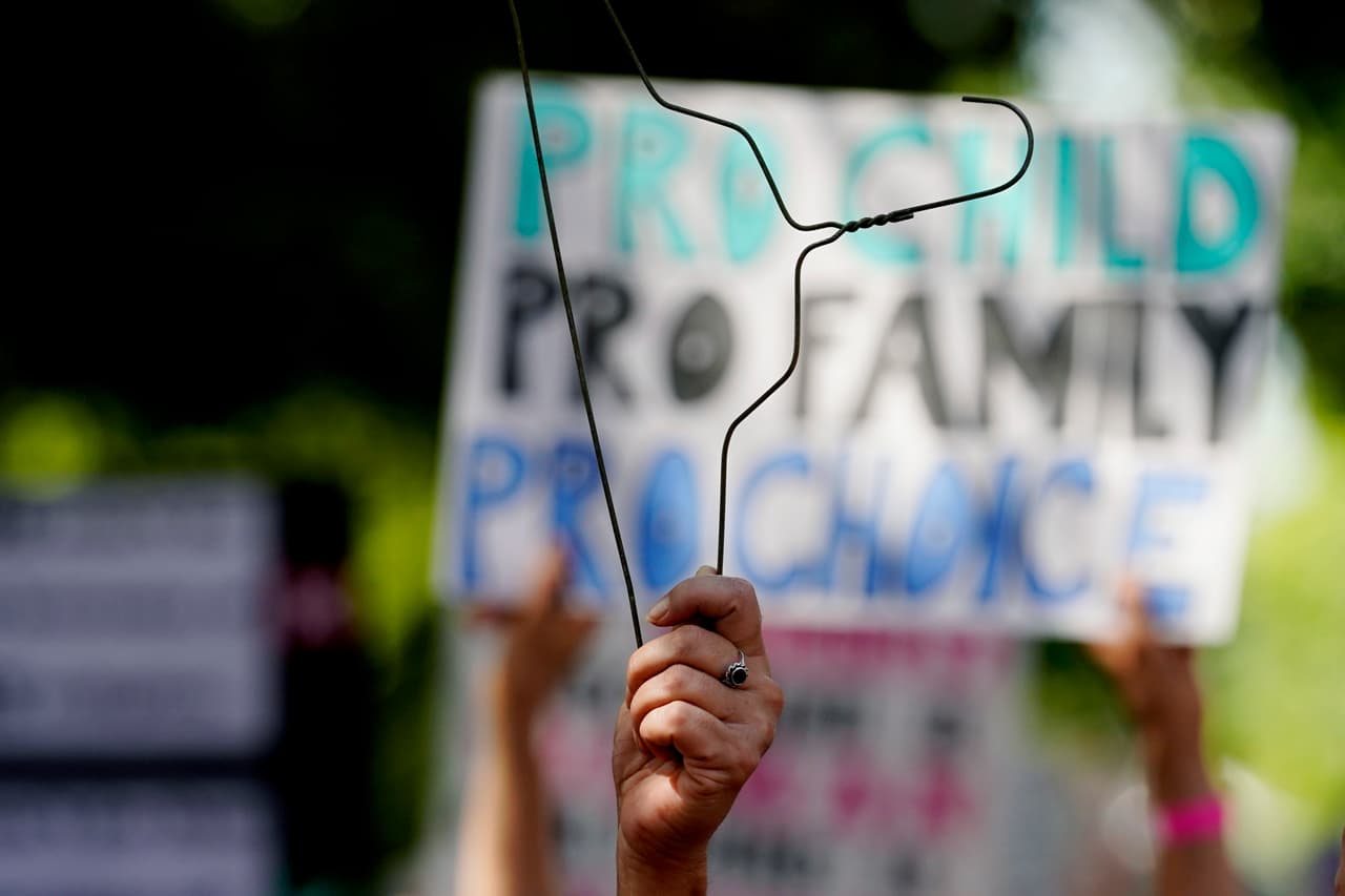 Frente al Capitolio de Texas, en Austin, también hubo manifestaciones. Una mujer levanta su mano sosteniendo un gancho de ropa, uno de los símbolos utilizados por los activistas para referirse al retroceso que se avecina en los derechos reproductivos de las mujeres si el aborto es eliminado como derecho constitucional. Texas es uno de los estados que está liderando el camino de los republicanos contra el aborto en el país. Tiene 
<a href="https://www.univision.com/noticias/politica/ley-texas-establece-plazo-seis-semanas-para-abortar-pero-en-realidad-es-menos">una de las leyes más restrictivas del Estados Unidos,</a> que 
<b>prohíbe el procedimiento después de las seis semanas de embarazo,</b> un tiempo en el que pocas mujeres se enteran que están en estado.