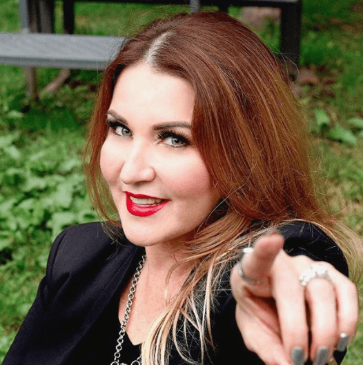 Uno de los primeros amores de Carmona fue la cantante Alicia Villarreal, originaria de San Nicolás de los Garza, Nuevo León (al norte de México).