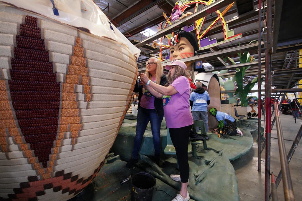 Renee Salas, a la derecha, y su amiga Patti Johns, llegaron de San Bernardino a trabajar como voluntarias en la decoración de la carroza Dona Vida, Un Legado. Salas contó que destacarán a su hijo Brandin, quien donó los órganos que salvaron a 5 personas.