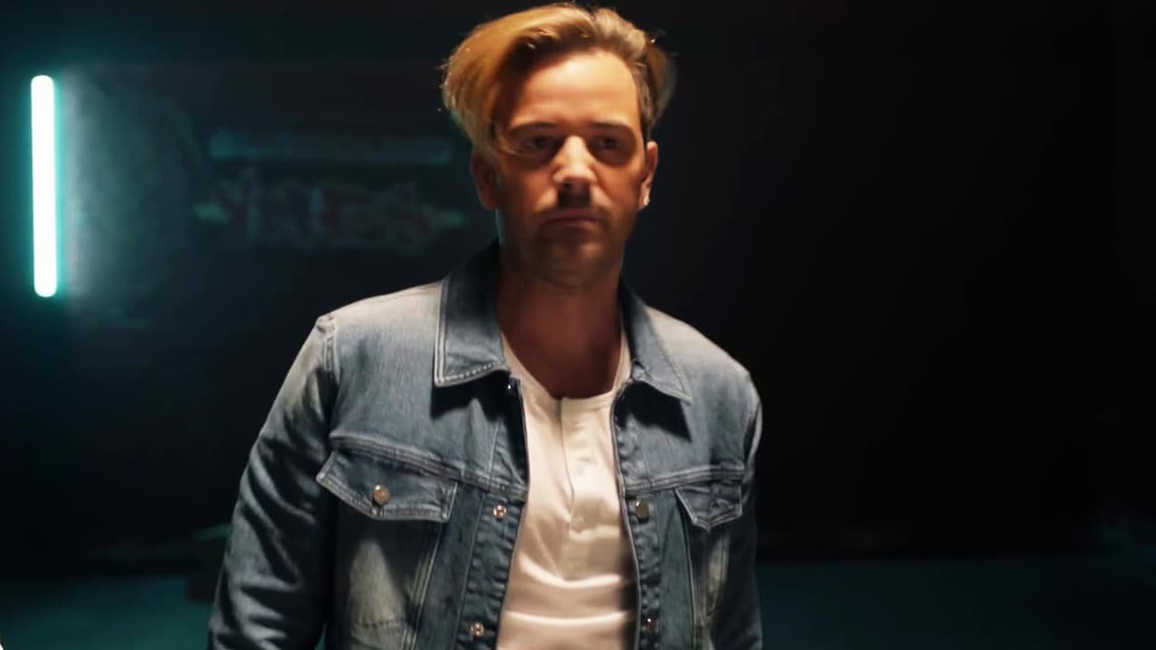 Charly trató de convencer a Juanjo de ser el nuevo ingeniero de sonido de su estudio musical. Sin embargo, Juanjo no olvidó que le dio la espalda a Yamelí y se negó a colaborar con él. Despreciado, Charly le pidió a su tío que enviara a varios hombres para que robaran el equipo de sonido de su examigo.